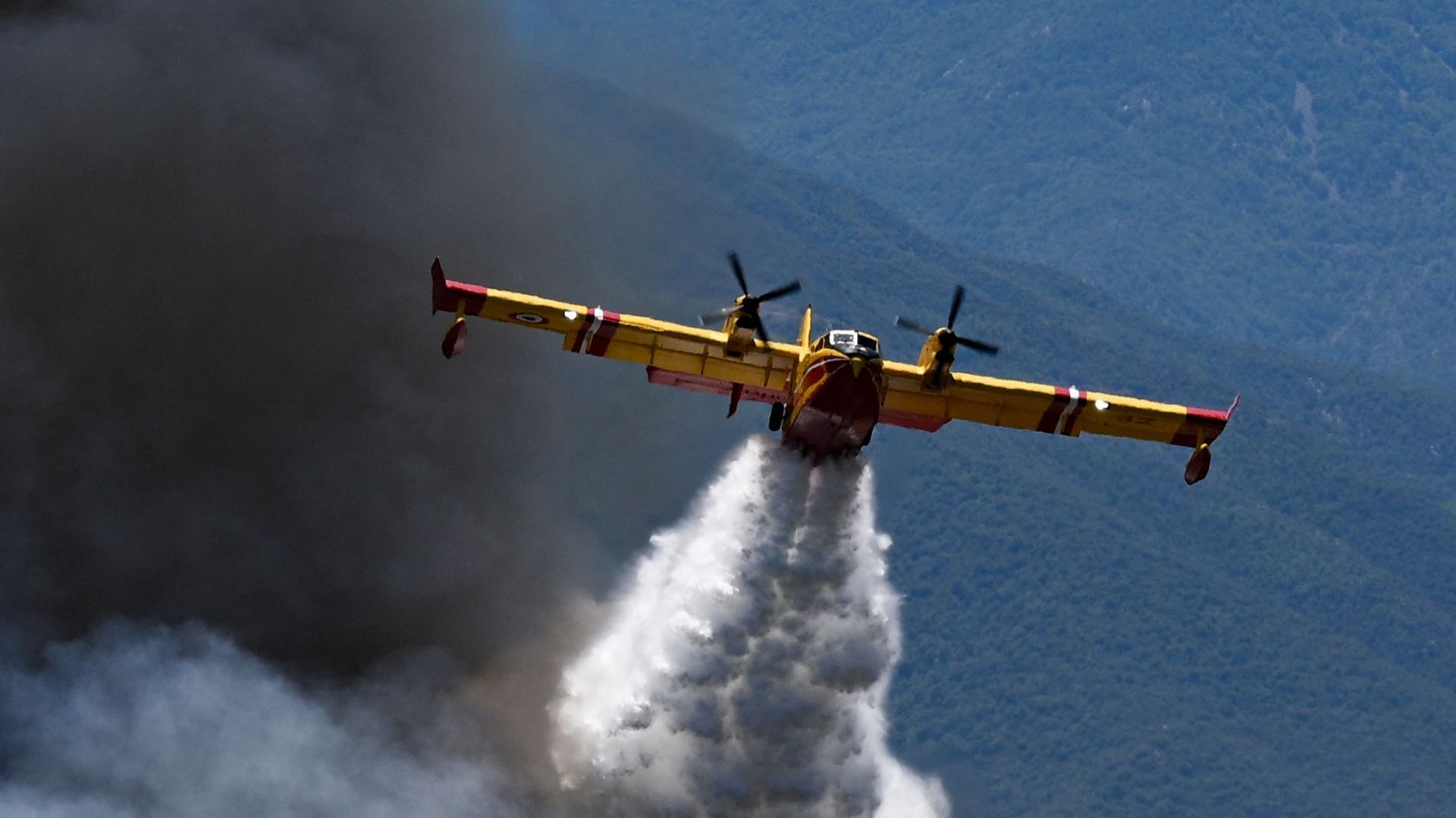 Incendie dans les Pyrénées-Orientales : 4500 hectares ravagés, 10.000 personnes évacuées et deux blessés en urgence absolue - RTBF Actus