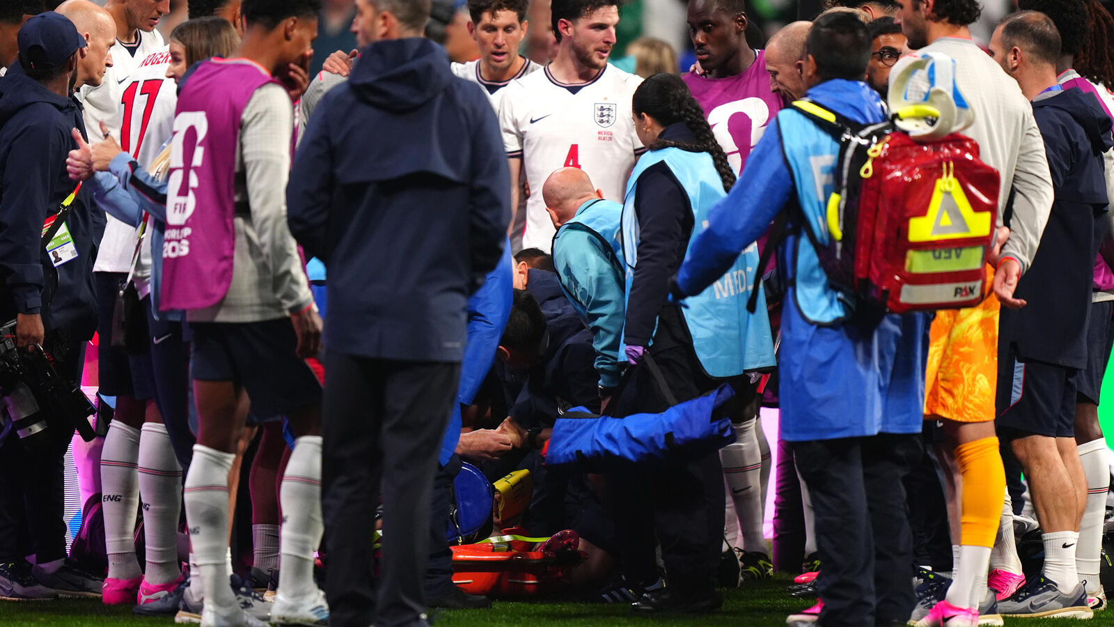 Mexique-Angleterre (2-3) : blessé en célébrant la qualification, l'Anglais Jordan Henderson évacué sur civière et conduit à l'hôpital - Le Parisien