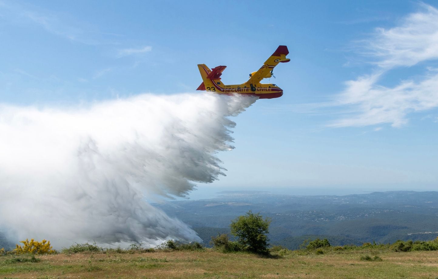 Incendies : L'UE envoie quatre avions bombardiers d'eau pour aider les pompiers du sud de la France