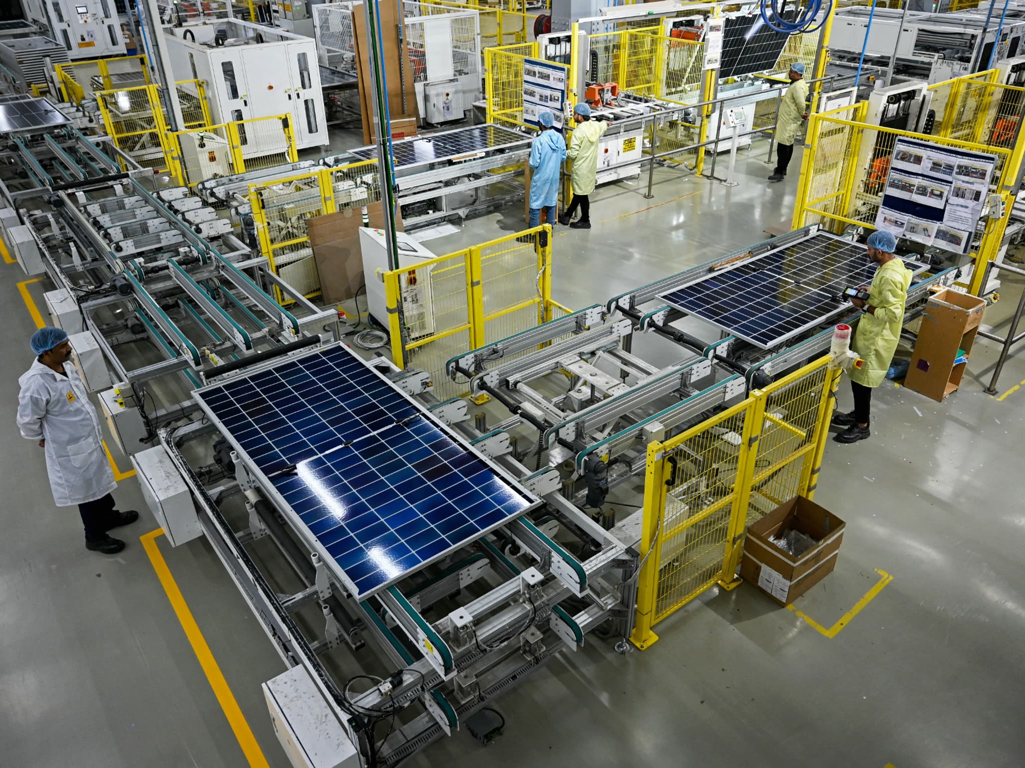 "Il faudrait des journées de 48 heures pour satisfaire toute la demande": pour s'affranchir de sa dépendance à la Chine, l'Inde développe à toute vitesse la production de panneaux solaires "made in ...