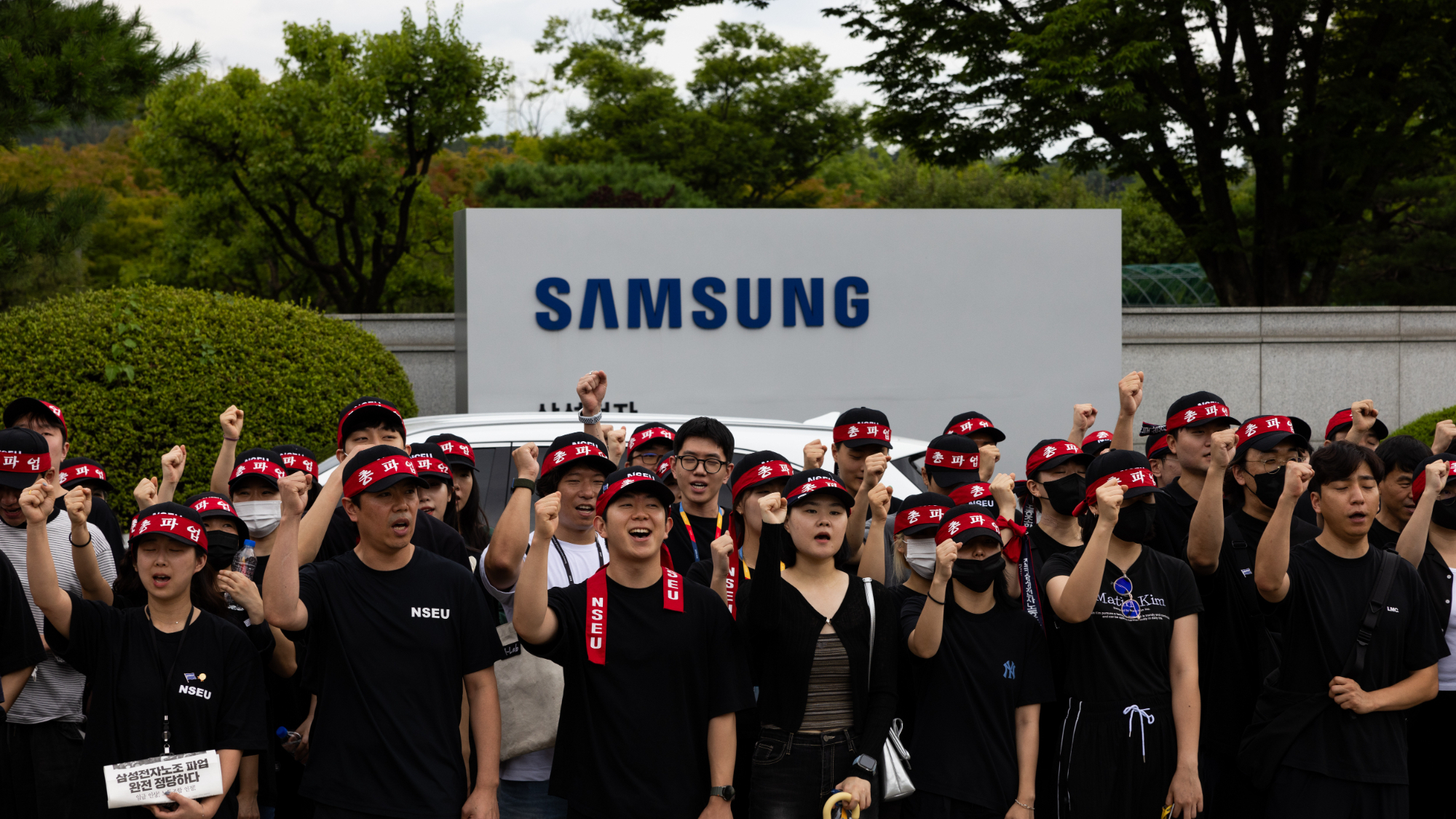 Samsung narrowly avoids 18-day chip strike after last-minute wage deal with  48,000-worker union — tentative deal, subject to workers' vote, suspends  billions of dollars worth of potential losses | Tom's Hardware