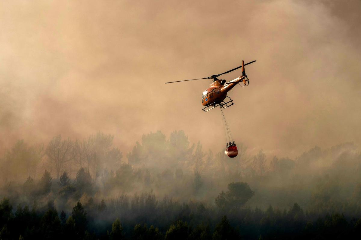 Incendies dans le sud de la France : 1 500 hectares brûlés, des feux précoces et violents mobilisent des milliers de pompiers