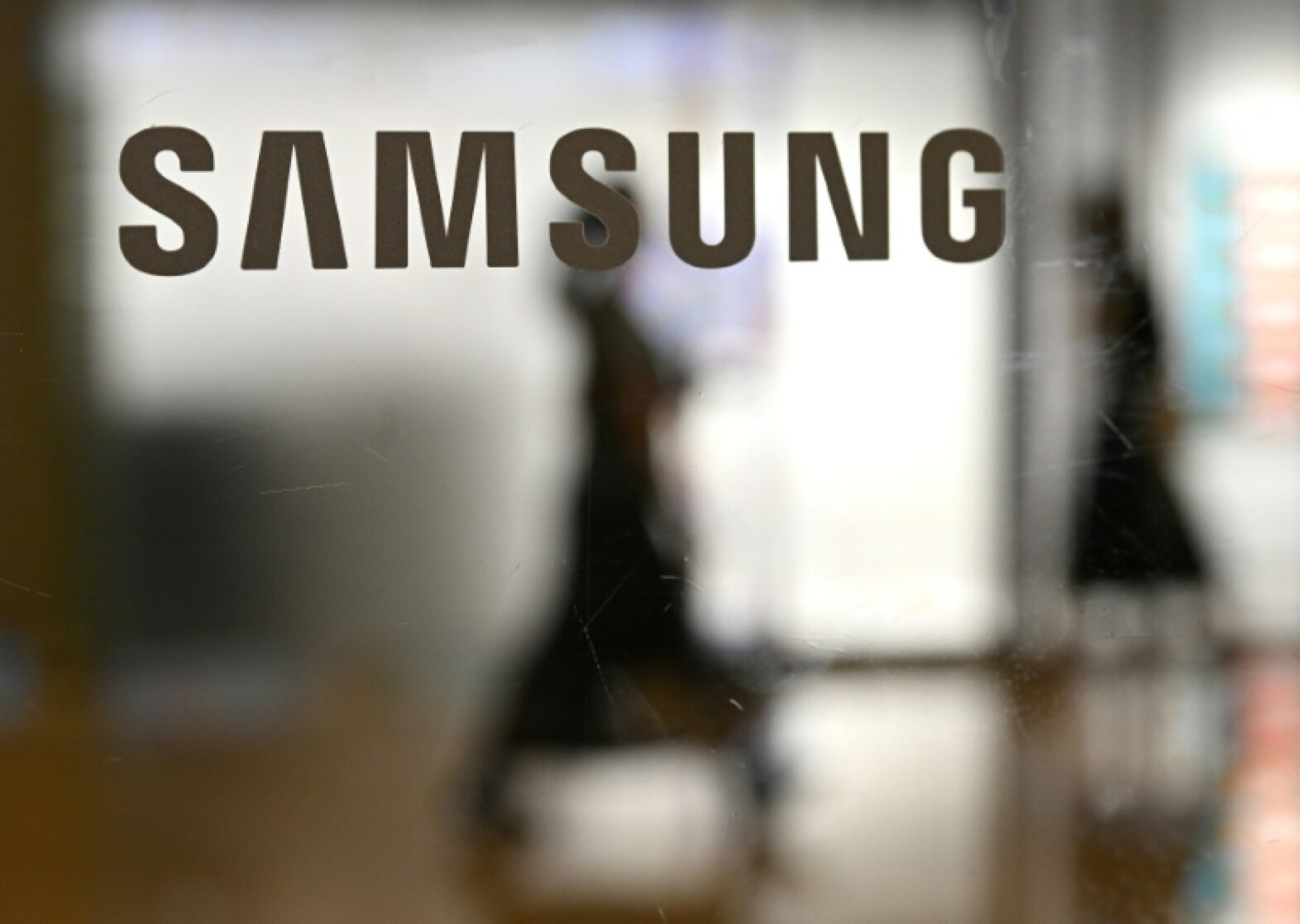 Après avoir menacé de grève: Des salariés de Samsung devraient recevoir une  gigantesque prime - RTL Infos