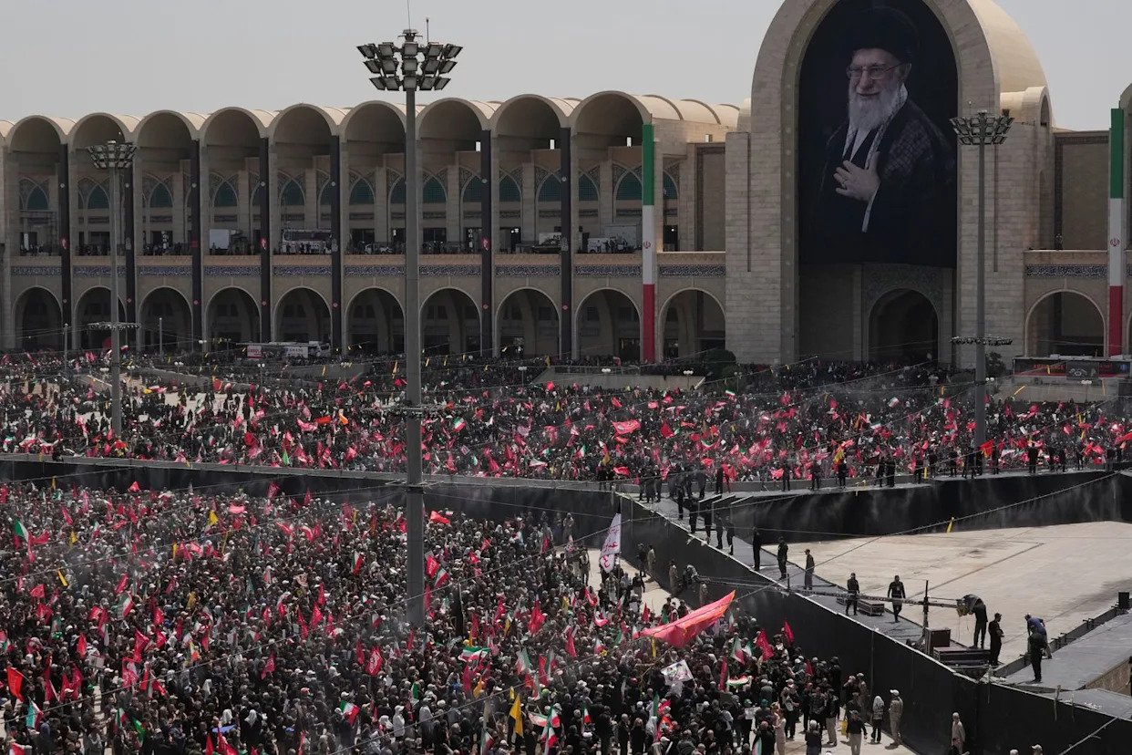 Début des cérémonies funéraires du défunt Guide suprême de l'Iran, Ali Khamenei - Yahoo Actualités France