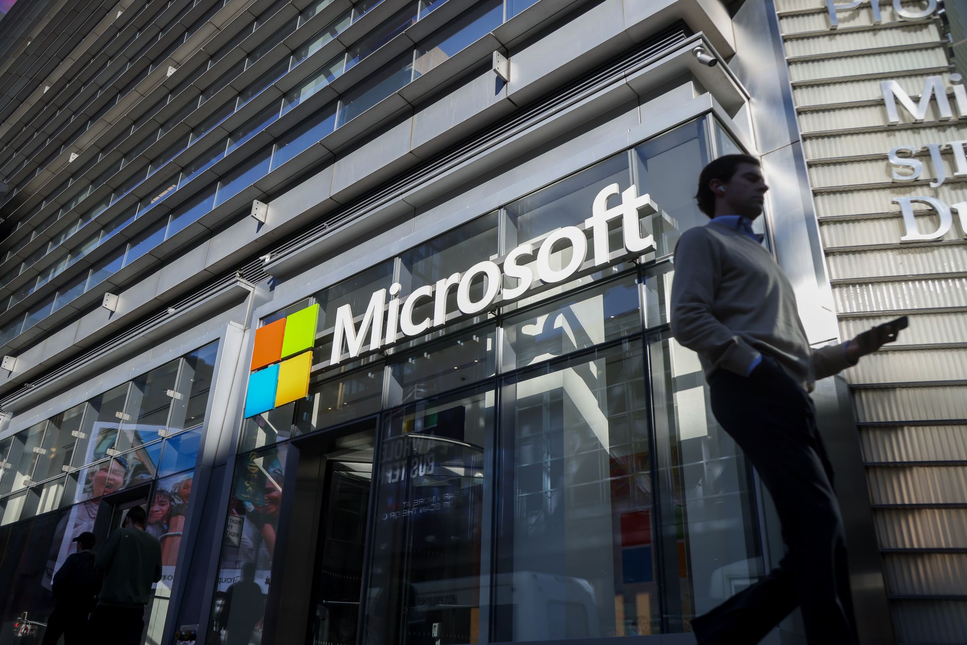 Microsoft supprime 4 800 emplois, les studios Xbox sont séparés.