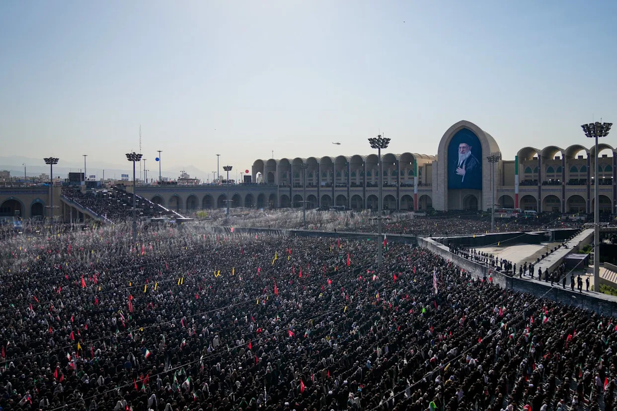 Apparitions publiques aux funérailles de l'ayatollah Khamenei en Iran: signe de défi - Yahoo Actualités France