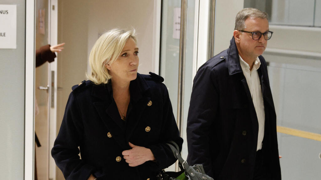 Procès du RN : cinq ans de prison dont deux ferme requis contre Marine Le Pen - France 24