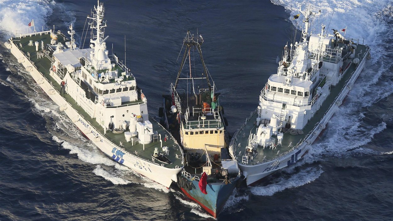 Des nationalistes japonais débarquent aux îles Senkaku, revendiquées par la Chine | Radio-Canada
