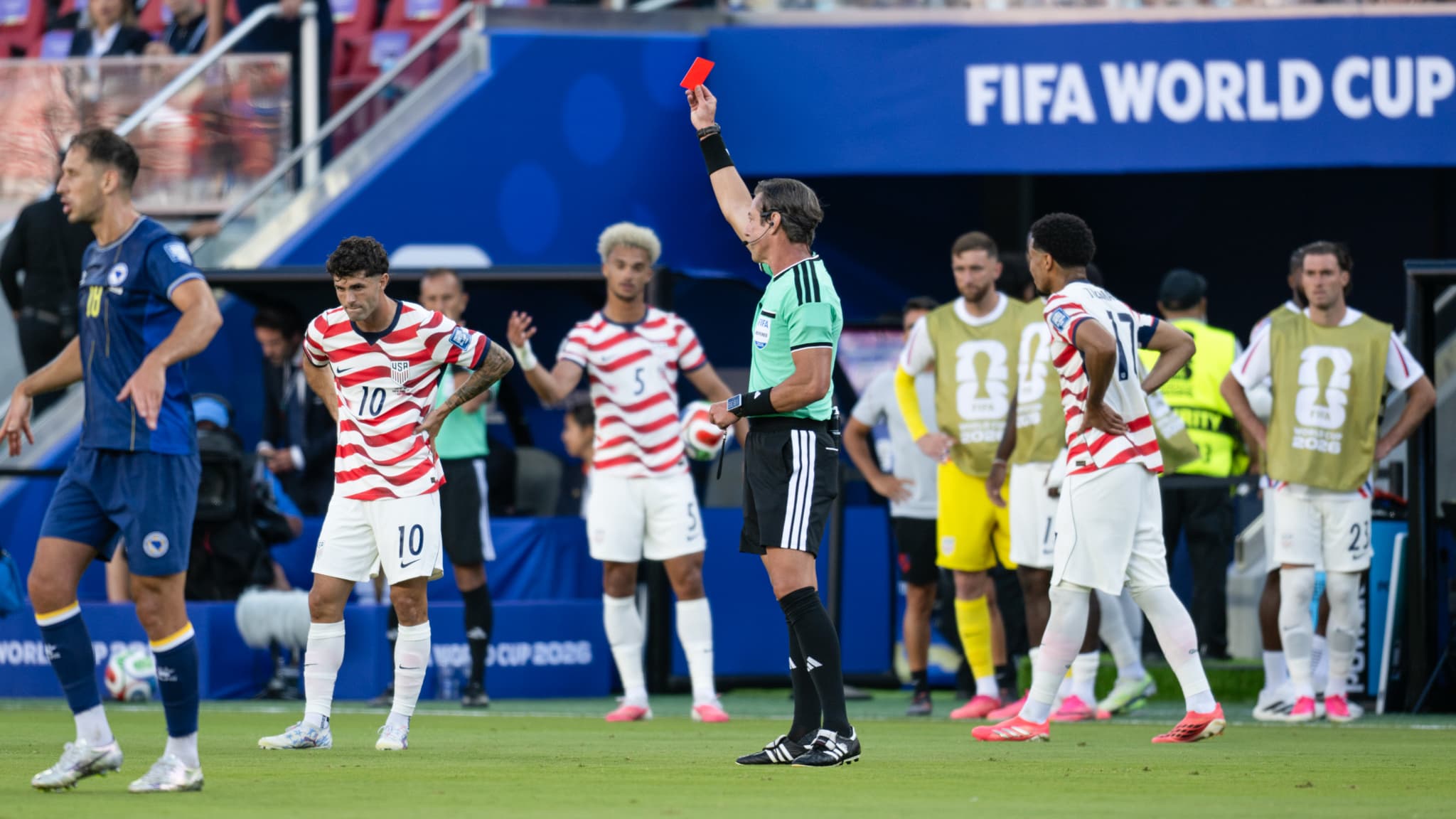 Cette fois, la FIFA ne cède pas à Trump, l'arbitre qui a exclu Balogun est "l'un des meilleurs au monde", assure l'instance