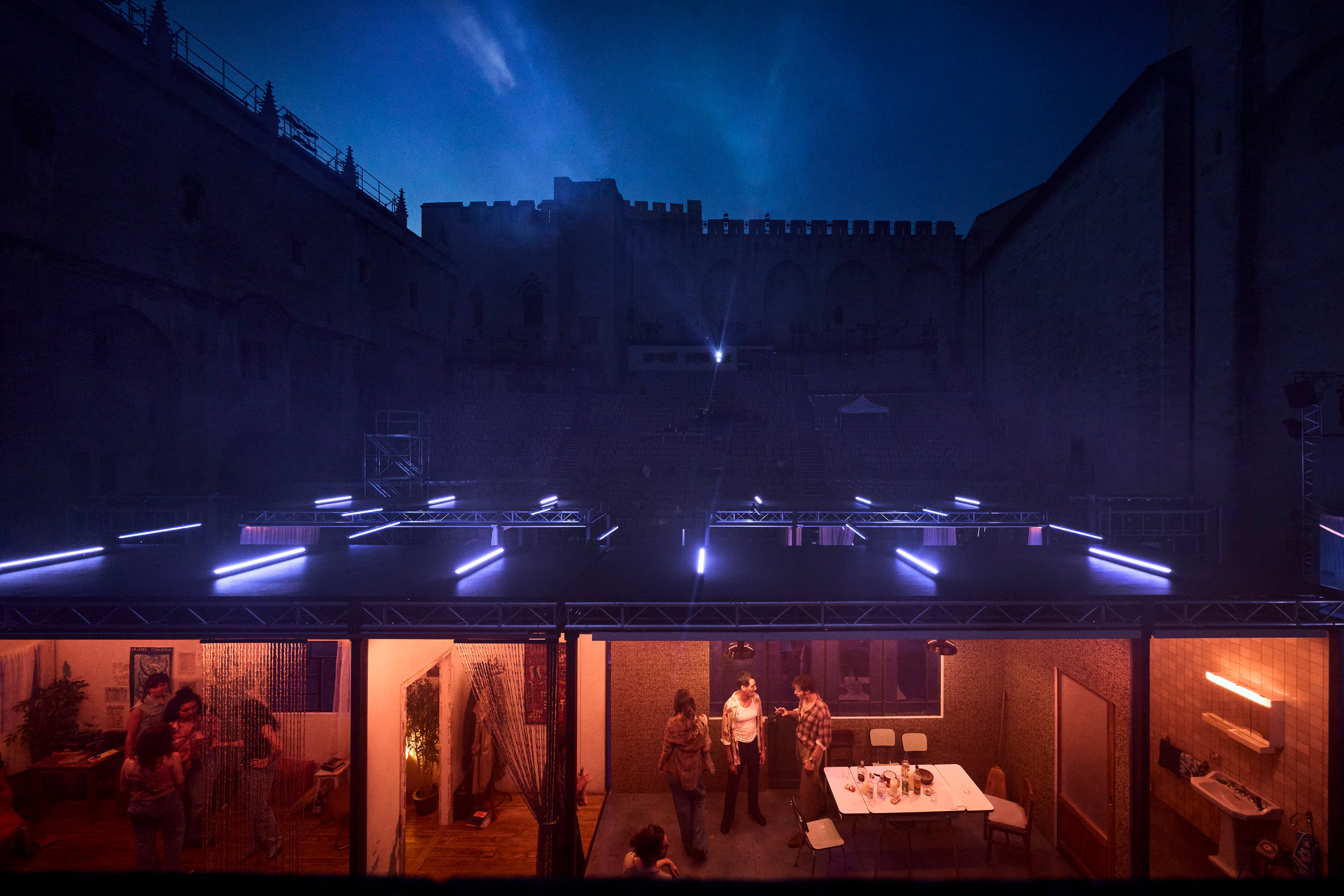 Festival d'Avignon, jour 2 : Gosselin occupe la Cour d'honneur dans les grandes largeurs, Carolina Bianchi se donne corps et âpre et Catherine Pégard se fait recevoir – Libération