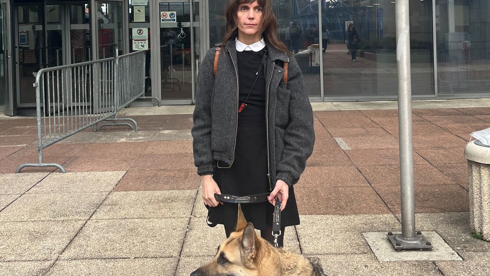 « Je me suis sentie humiliée » : une femme aveugle, refoulée d'un resto avec son chien guide, attaque le gérant au tribunal - Le Parisien