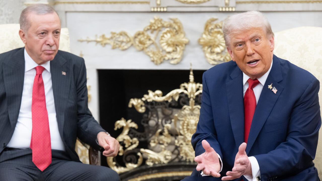 Prêt à lever les sanctions, Trump demande à la Turquie l'arrêt de ses achats de pétrole russe - France 24