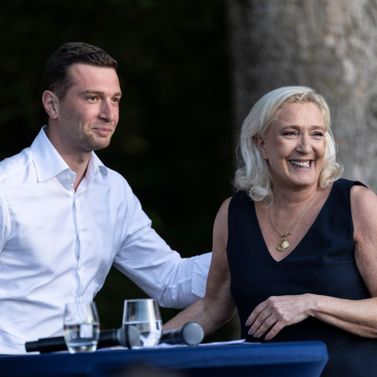 Marine Le Pen et Jordan Bardella réunis pour montrer leur unité, à trois jours d'un jugement décisif - France 24