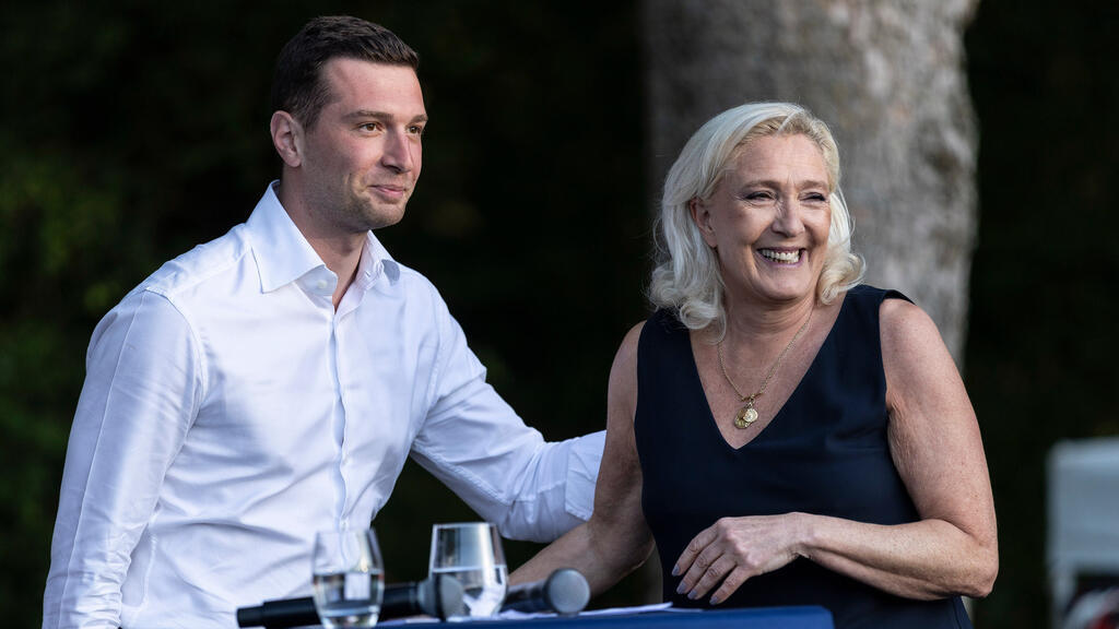 Marine Le Pen et Jordan Bardella réunis pour montrer leur unité, à trois jours d'un jugement décisif - France 24