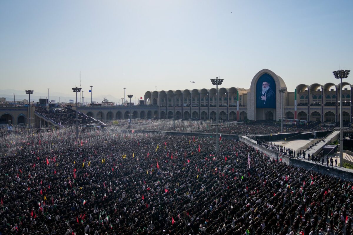 Apparitions publiques aux funérailles de l'ayatollah Khamenei en Iran: signe de défi | L'actualité
