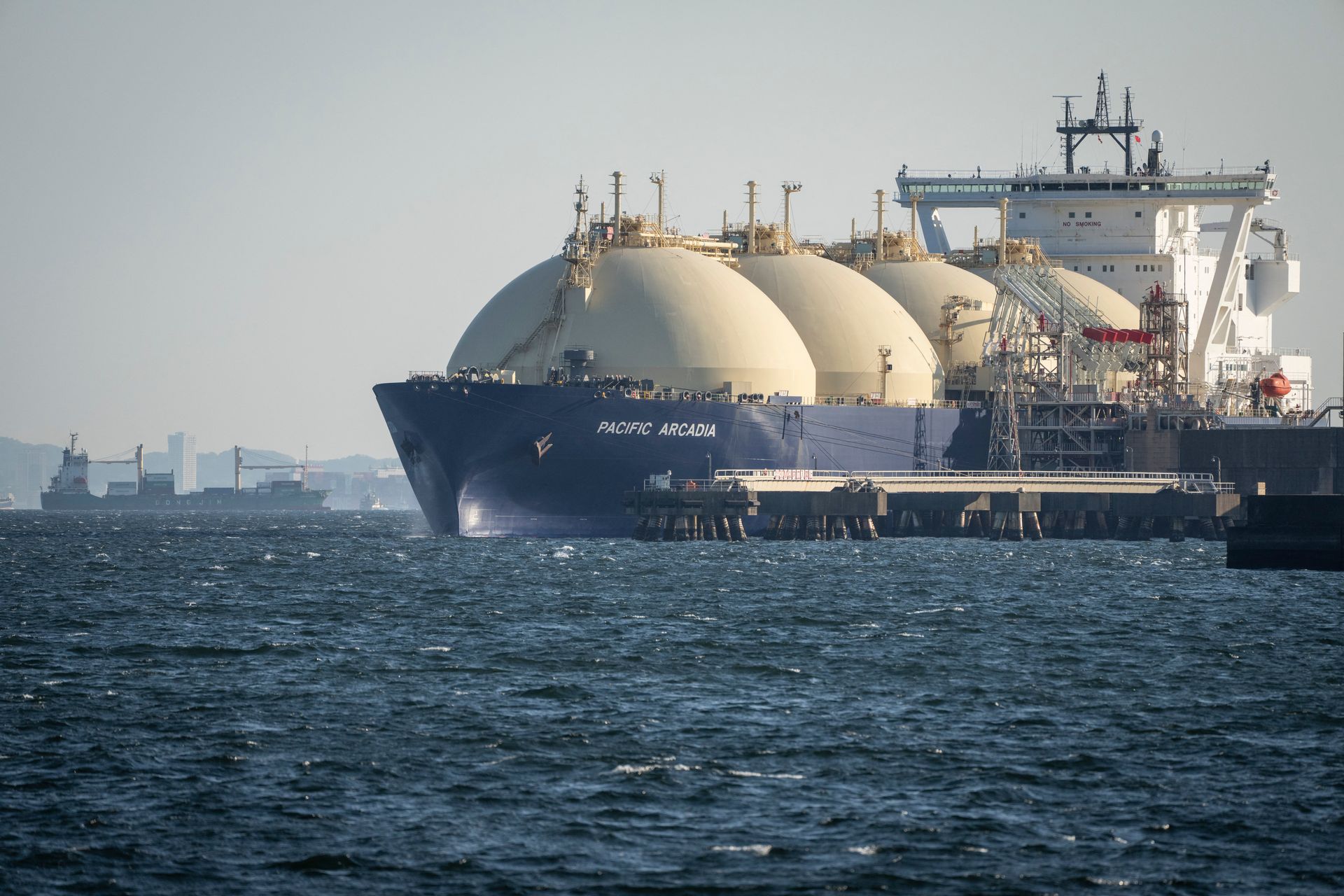 Les États-Unis lèvent les sanctions sur le pétrole iranien dans le cadre d'un accord pour mettre fin à la guerre.