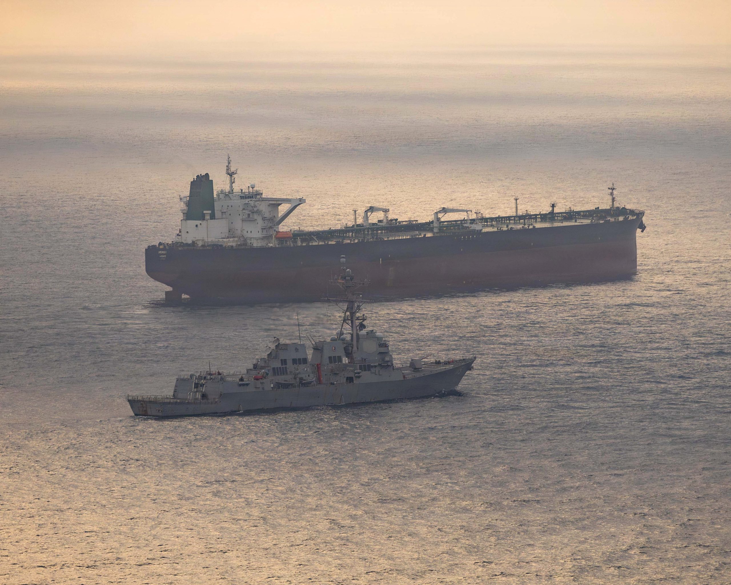 L'Iran attaque les Émirats arabes unis après un échange de tirs entre des navires de guerre américains et des forces iraniennes dans le détroit d'Ormuz