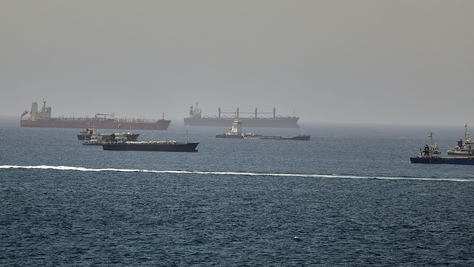 Les États-Unis lancent des frappes contre l'Iran après l'attaque d'un navire dans le détroit d'Ormuz | Euronews