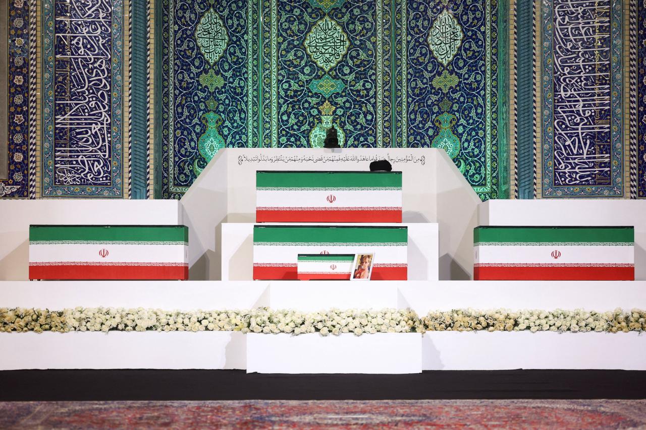 L'Iran met en scène les “plus grandes funérailles du siècle” pour Ali Khamenei