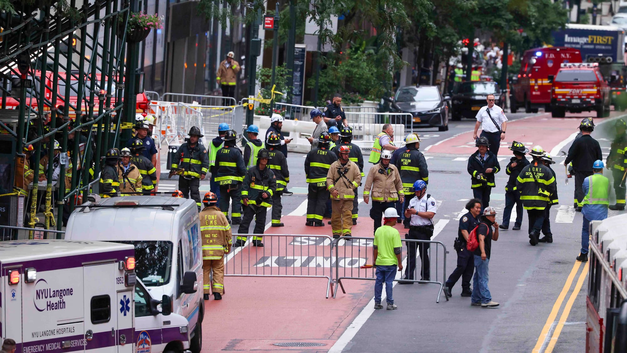 Un gratte-ciel en rénovation près de Grand Central à New York s'est partiellement affaissé mardi matin, provoquant l'évacuation de plusieurs rues et bâtiments voisins. Aucun blessé n'a été signalé, selon les pompiers.