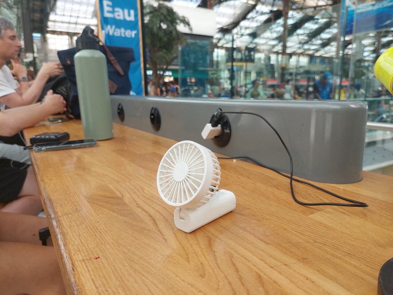 ll me sauve la vie" : avec la canicule, les mini-ventilateurs portatifs font fureur à Paris