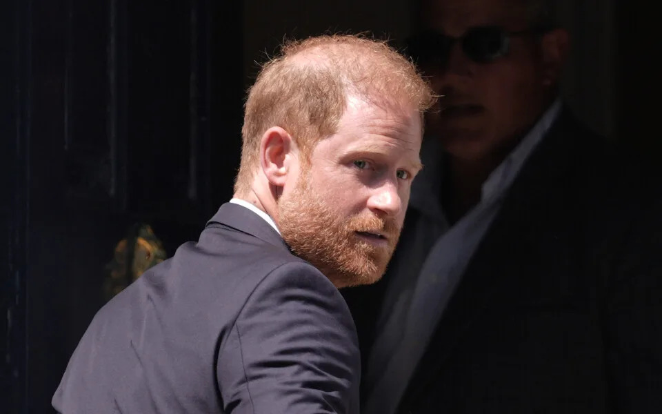 Harry perd son procès contre le Daily Mail… et 50 millions d'euros aussi ? - Yahoo Actualités France