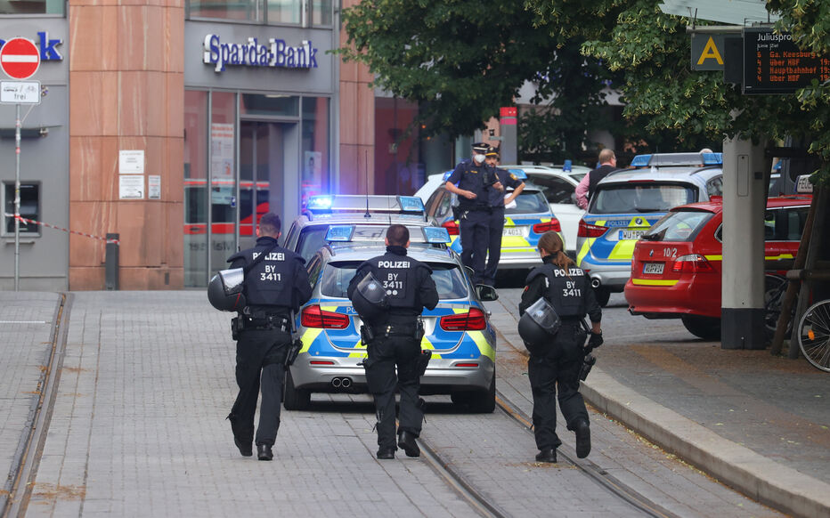 Allemagne : une attaque au couteau en Bavière fait trois morts et cinq blessés graves, un suspect arrêté - Le Parisien