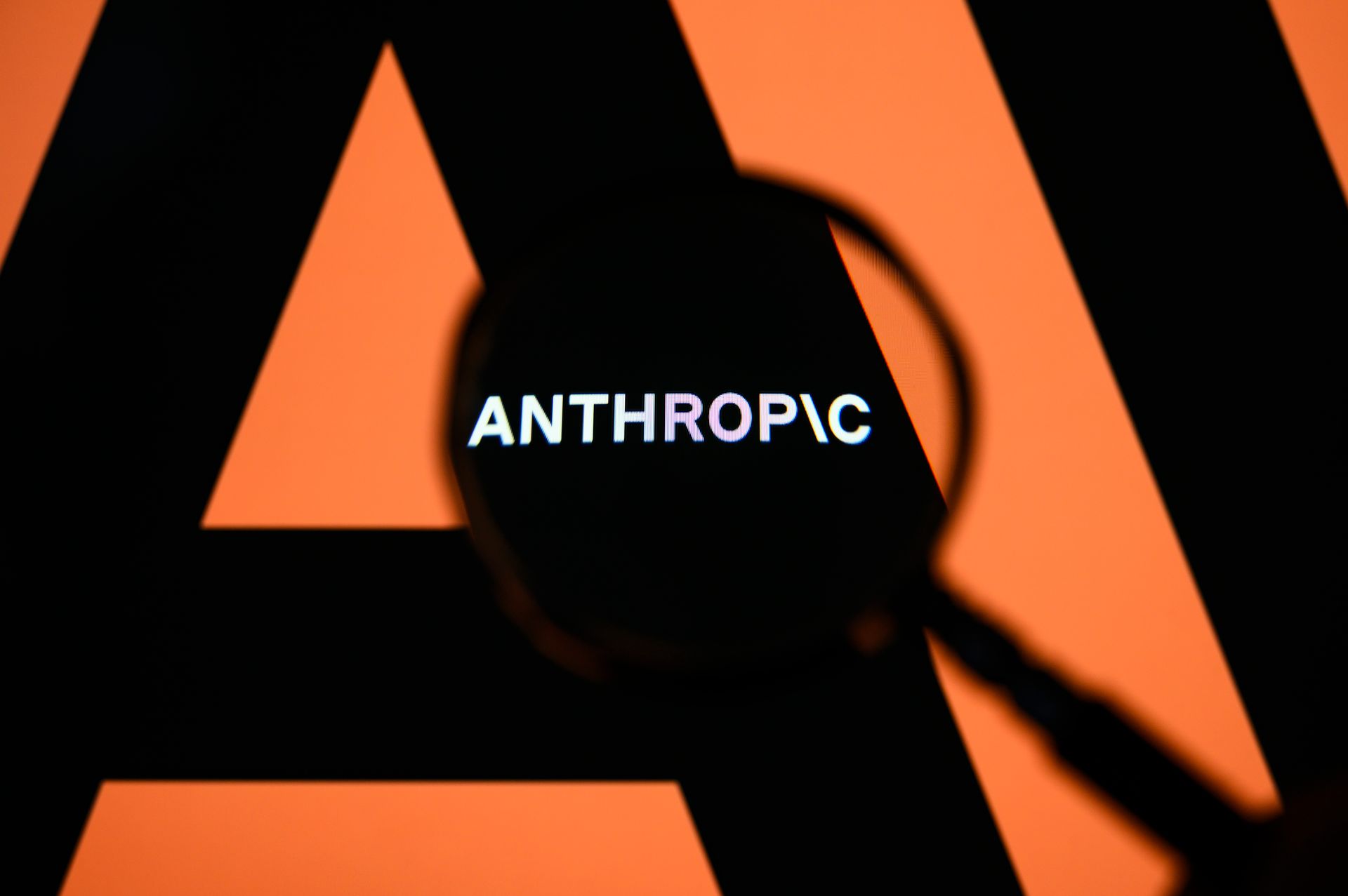 Le PDG d'Anthropic met en garde contre une courte fenêtre pour corriger les failles de sécurité de l'IA.