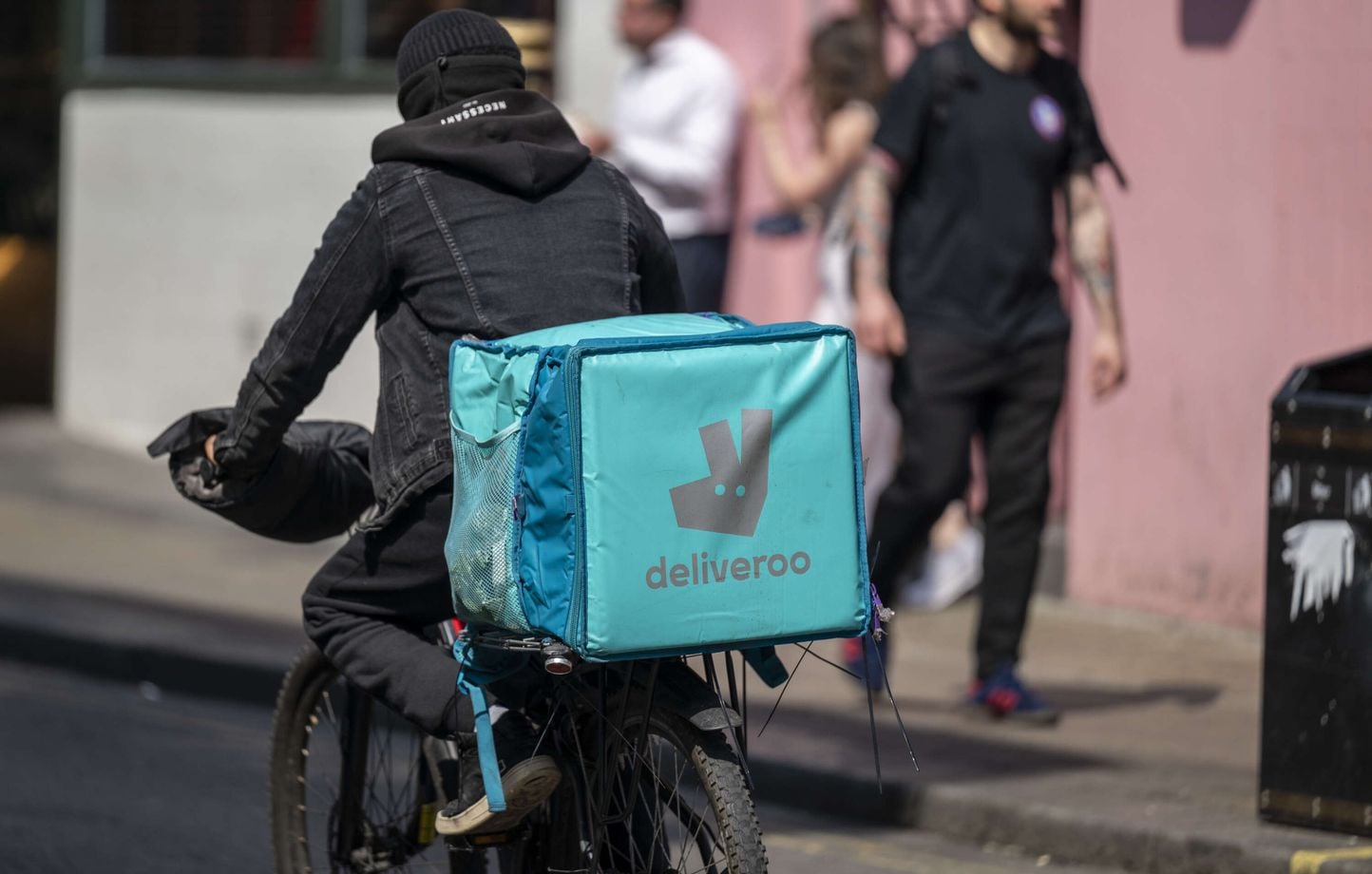 Les plateformes Deliveroo et Uber Eats visées par une plainte pour « traite d'êtres humains »