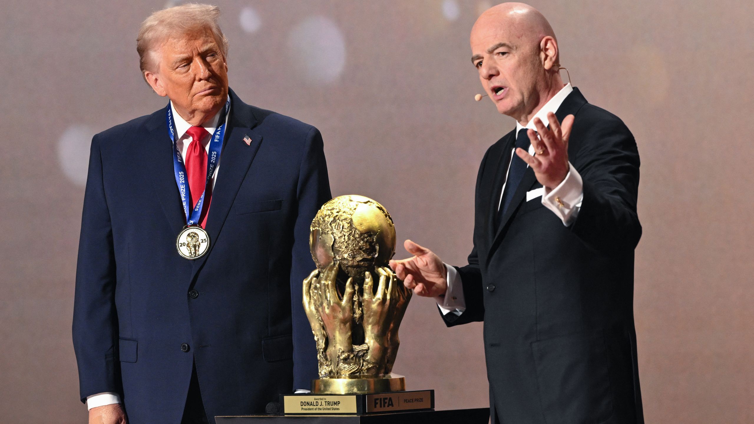 Coupe du monde 2026 | Gianni Infantino, Donald Trump, le prix de la Paix et Alice au pays du surnaturel - Eurosport