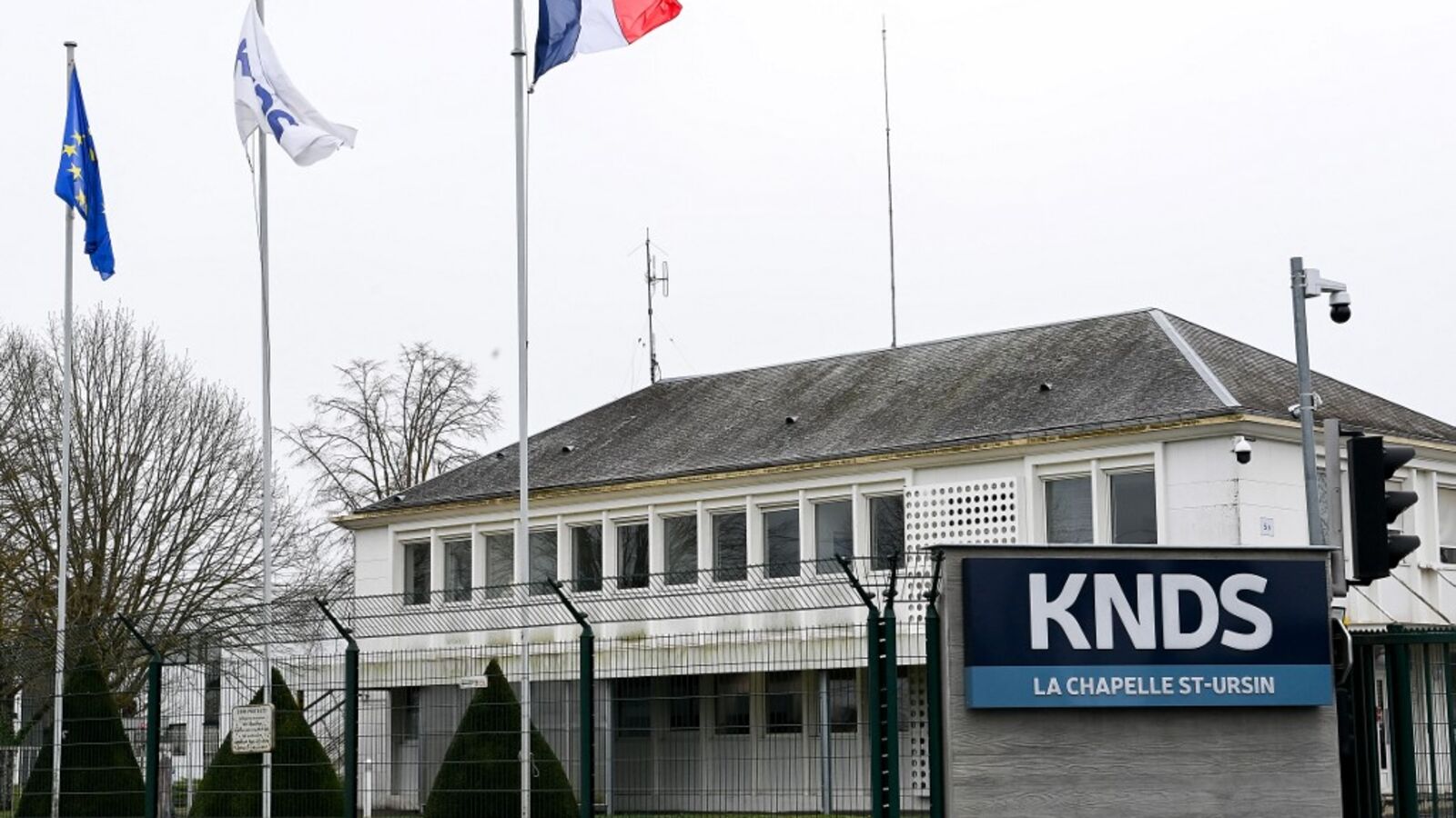 Cher : des flammes menacent une usine d'armement classée Seveso, le risque « écarté » - Le Parisien
