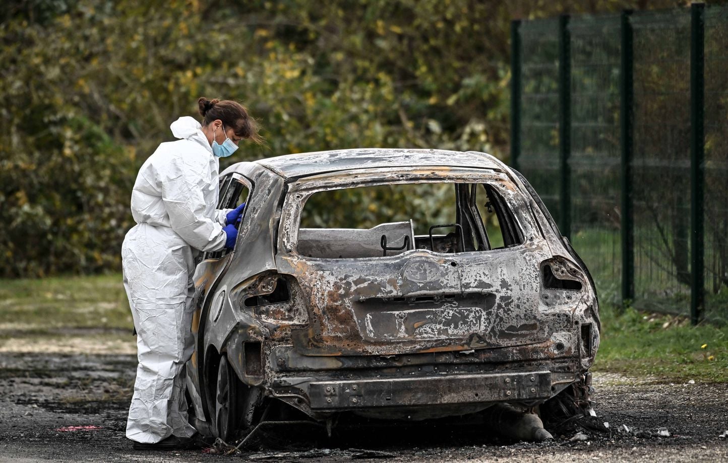 Oise : Deux suspects mis en examen et écroués après la découverte d'un corps dans une voiture brûlée