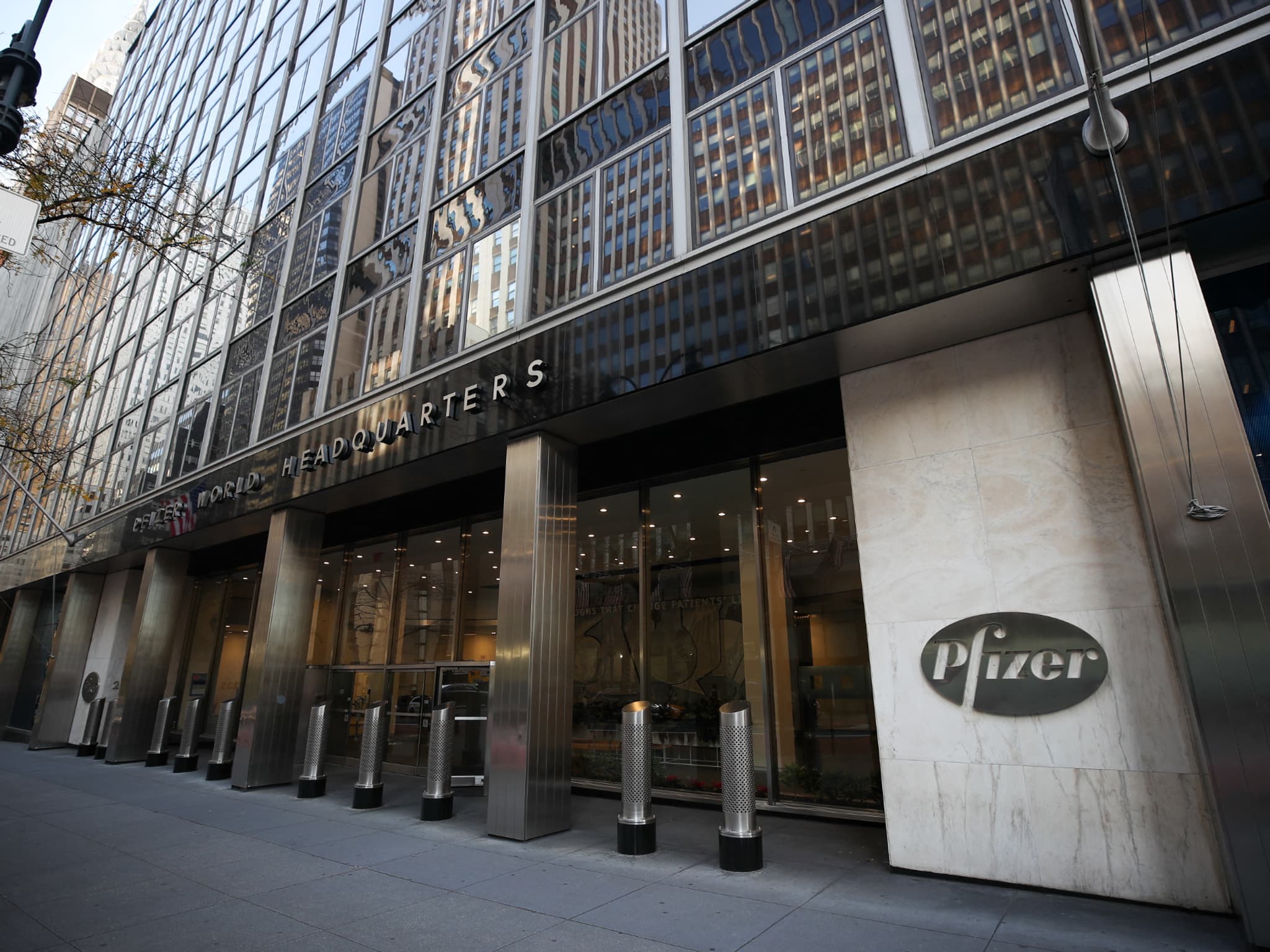 L'ancien siège du laboratoire Pfizer menace de s'effondrer: un gratte-ciel de 125 mètres de haut en plein New York rapidement évacué, le quartier est bouclé