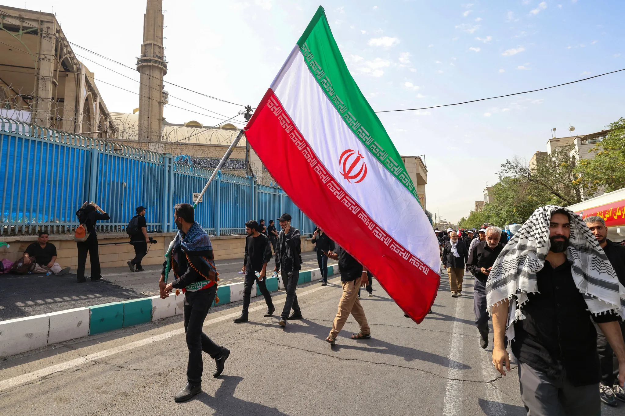 Les États-Unis lancent une "série de frappes puissantes" sur l'Iran qui riposte avec des attaques au Koweït et à Bahreïn | France Inter