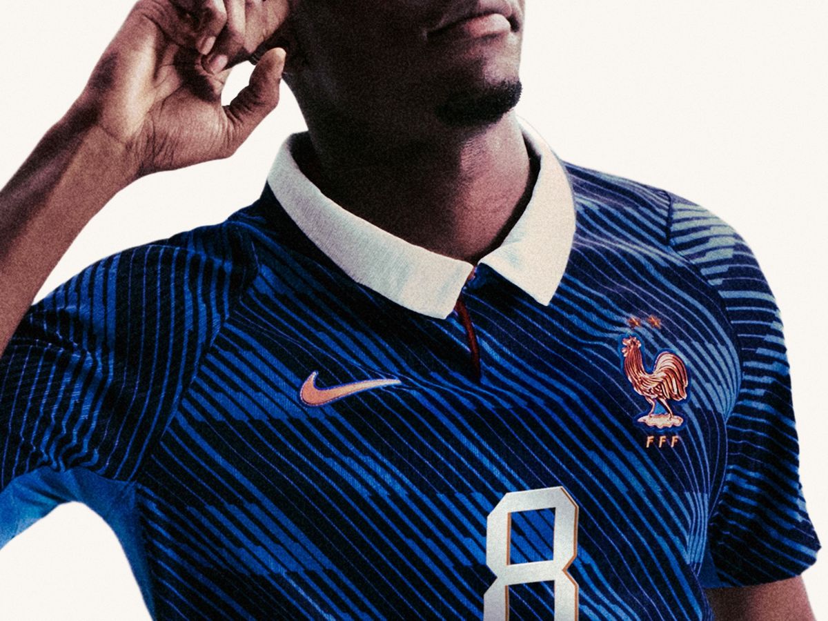 De l'inédit vert-de-gris au traditionnel maillot bleu avec col blanc... Découvrez les maillots de l'équipe de France pour la Coupe du monde de football 2026 – franceinfo