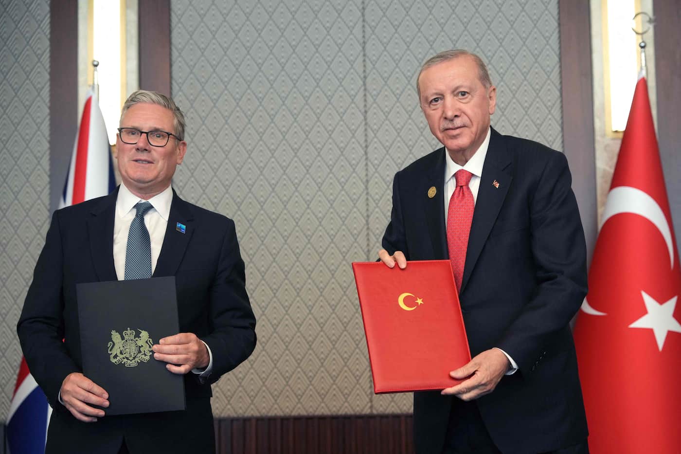 Le président turc a offert un pistolet aux dirigeants présents au sommet de l'OTAN