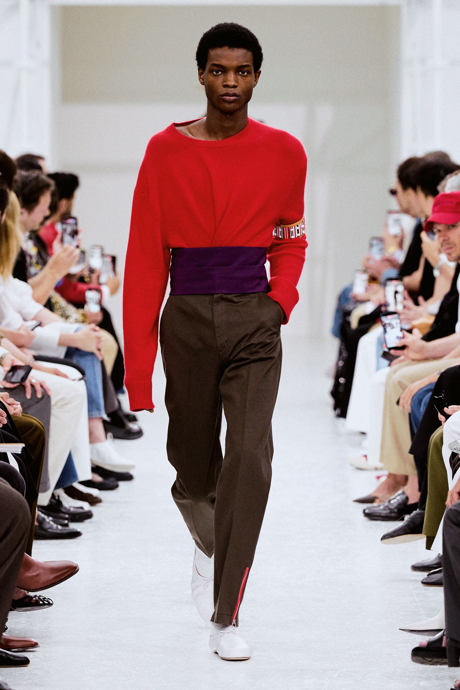 Le défilé Celine homme printemps-été 2027 : esprit nomade, capri et sarouel en majesté | Vogue France