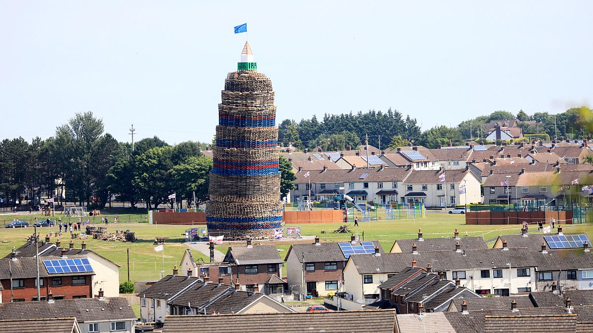 Irlande du nord : "Bonfires" et marches orangistes | Euronews