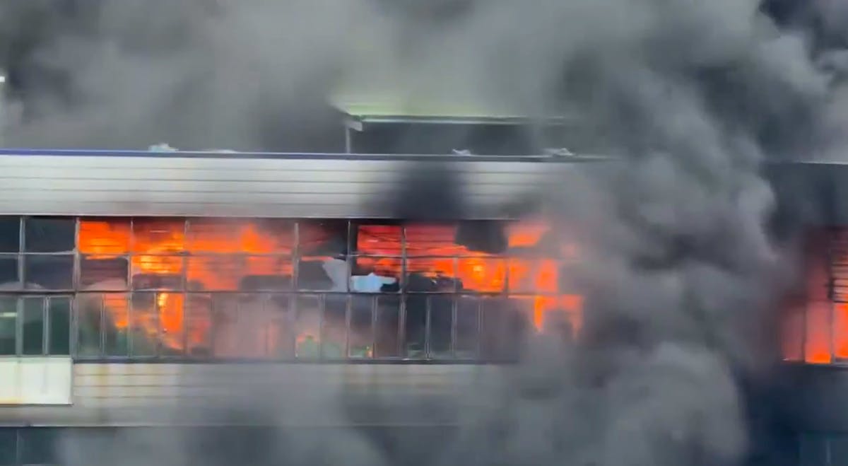 Incendie dévastateur en Chine : l'usine de chaussures Huiteng en flammes - 20 minutes