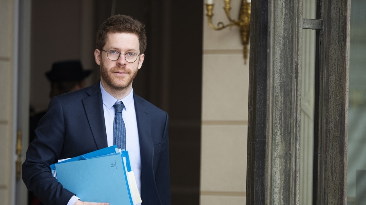 Fonction publique : le maintien du gel du point d'indice jusqu'en 2027 courrouce les syndicats