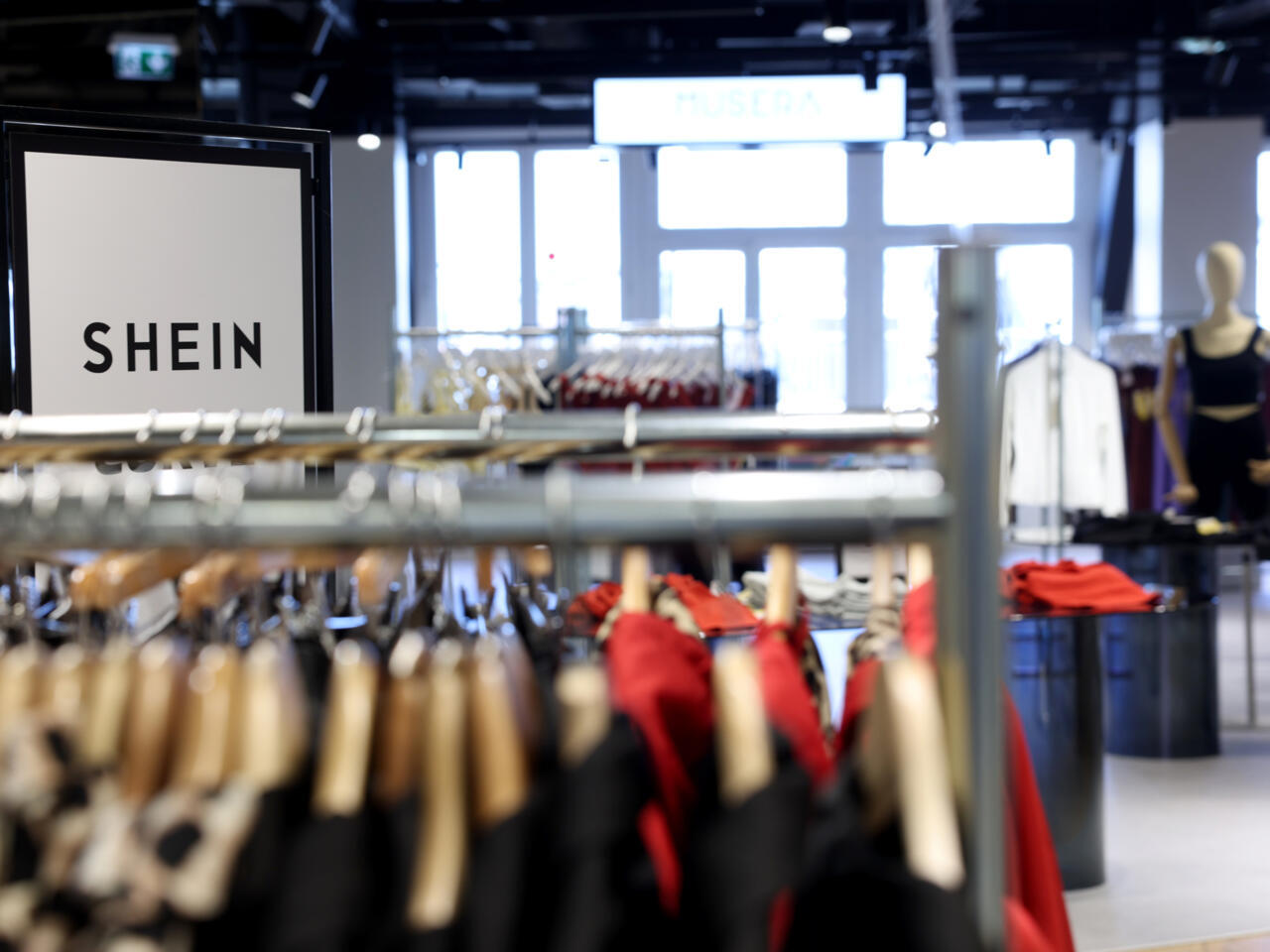 La justice française interdit à Shein de vendre dans l'UE des produits imitant le crocodile Lacoste