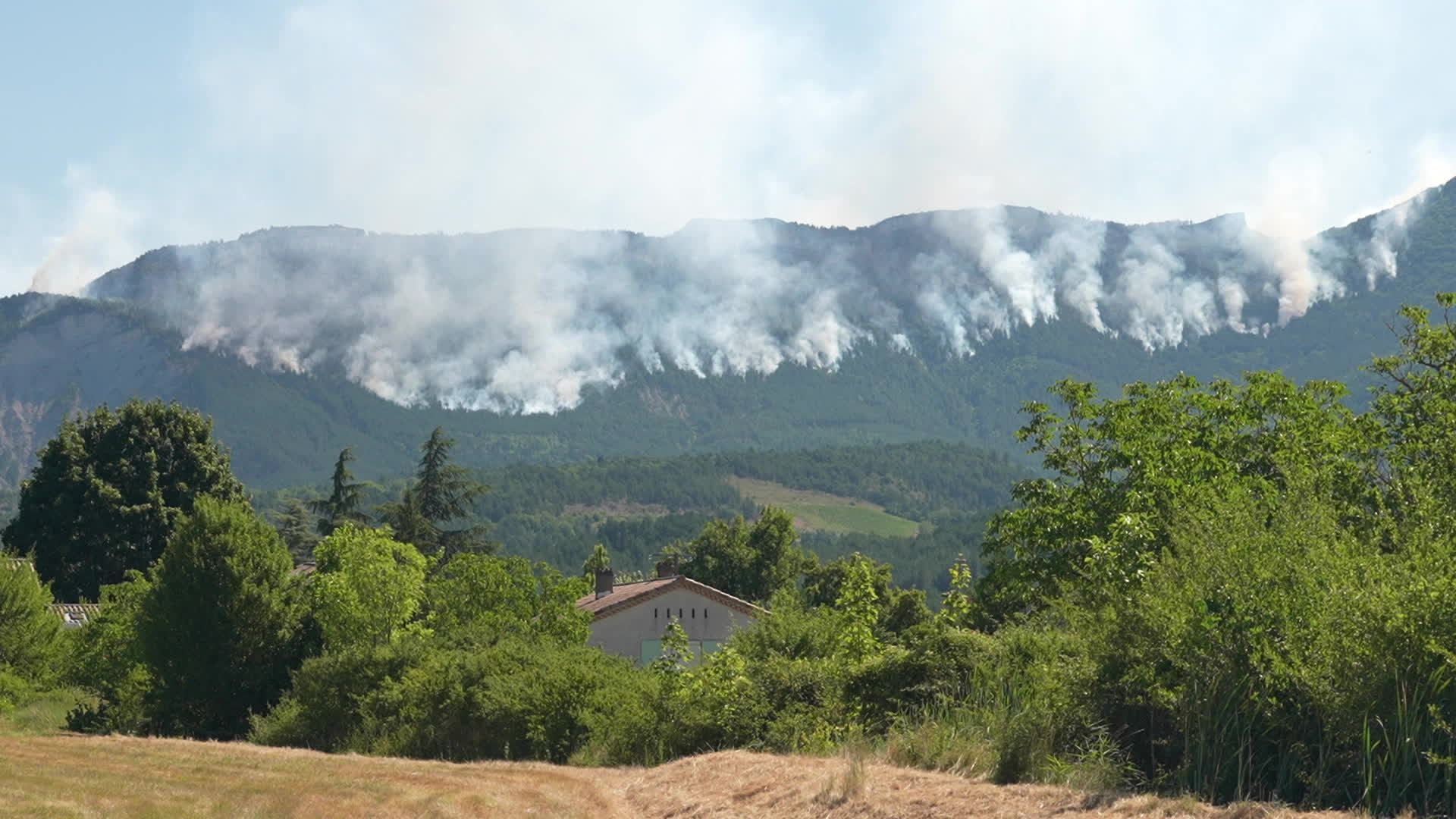 Plusieurs incendies en cours dans la Drôme, l'Ain, l'Ardèche et le Rhône : on fait le point