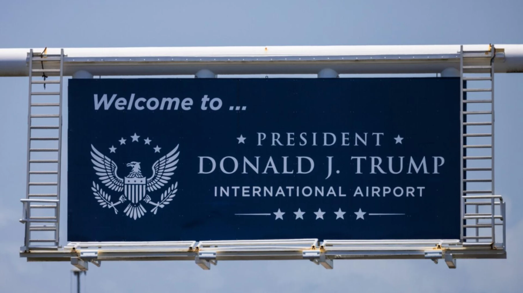 L'aéroport de Palm Beach rebaptisé au nom de Donald Trump - La Télé