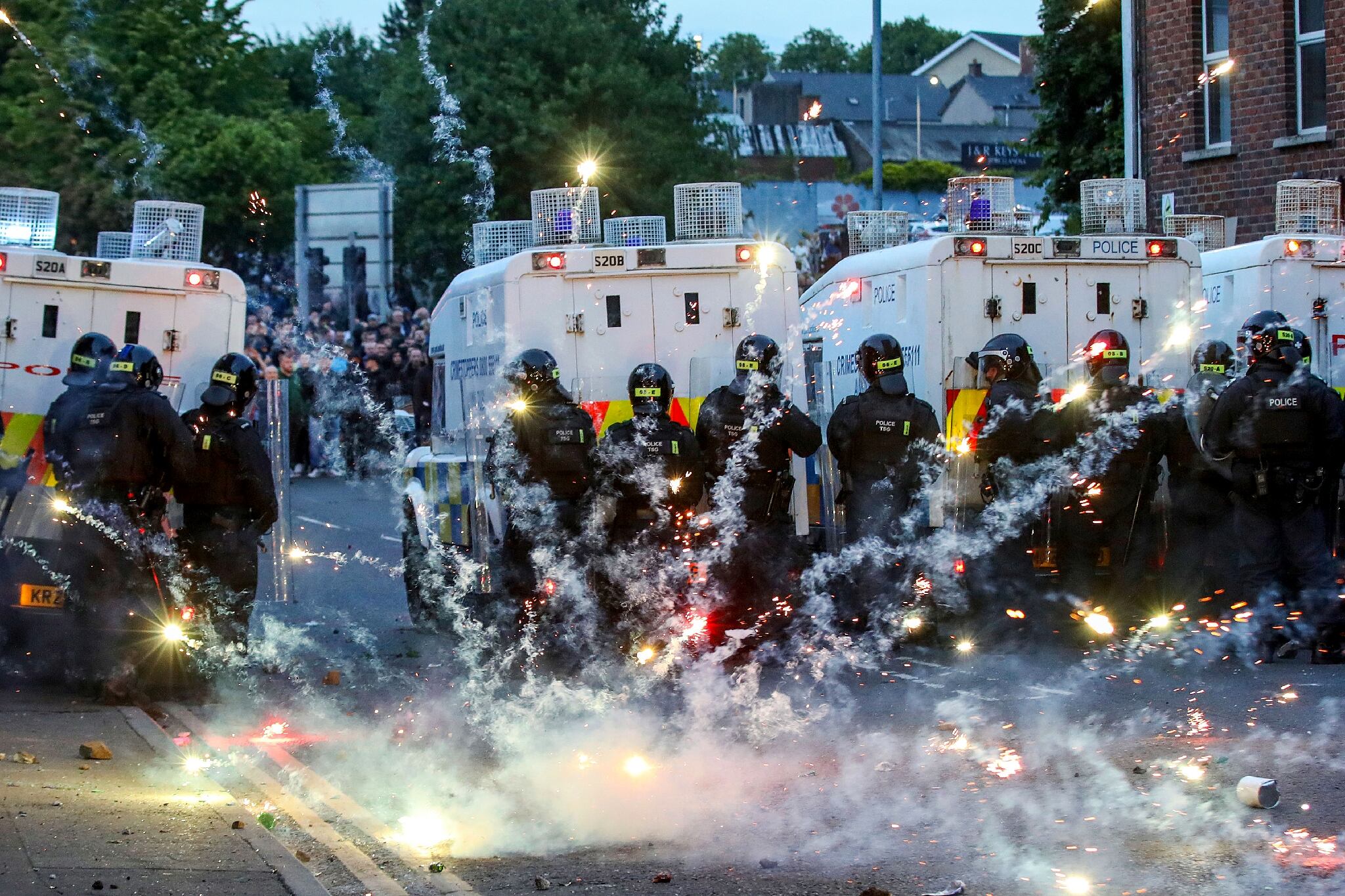 Nouvelles tensions en Irlande du Nord lors d'un rassemblement anti-immigrés – L'Express