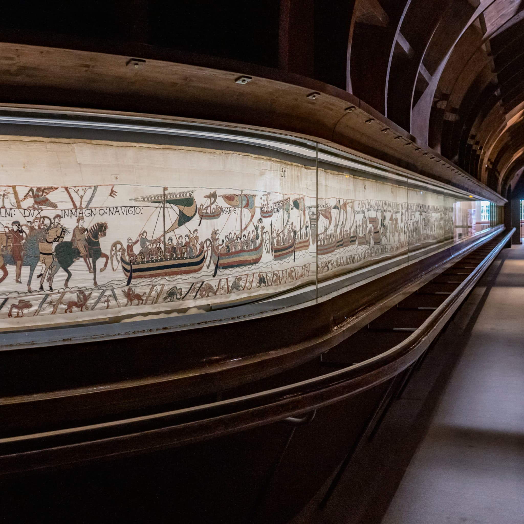 "Sous protection policière", la tapisserie de Bayeux déclenche un enthousiasme inédit à Londres