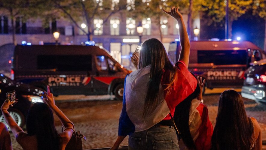 Coupe du monde 2026 : "Elle est tombée d'un camion et a été écrasée", une adolescente de 17 ans meurt lors des célébrations de la victoire de la France face au Maroc -