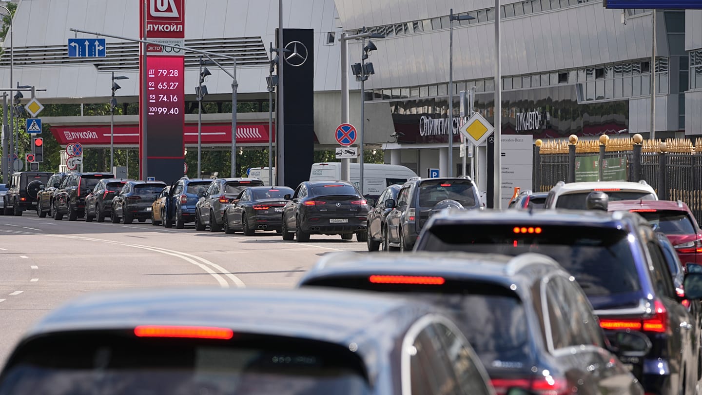 Face aux frappes ukrainiennes, la crise du carburant s'aggrave en Russie | Euronews