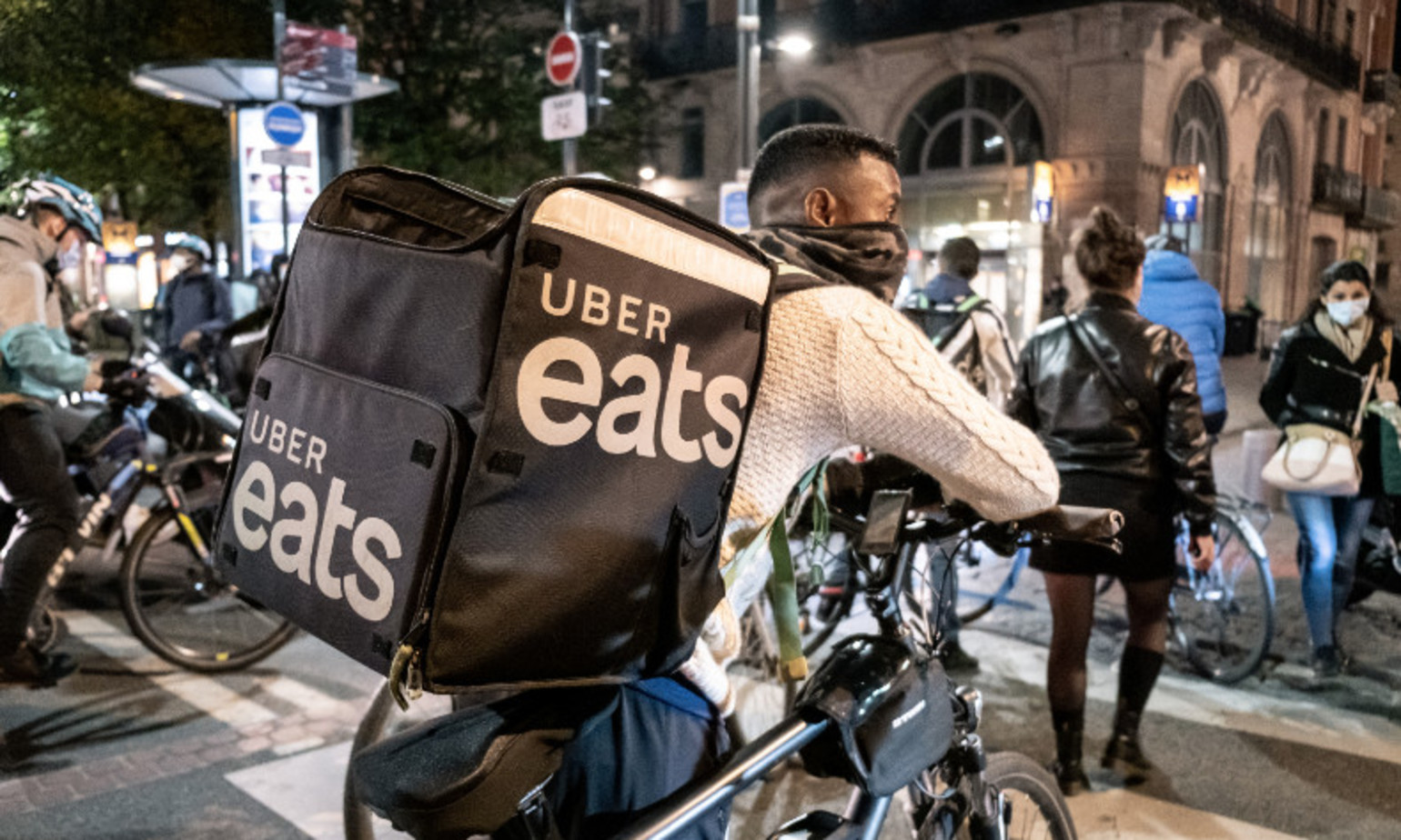 Concurrence acharnée, chute des revenus : les livreurs d'Uber Eats et Deliveroo perdants du reconfinement