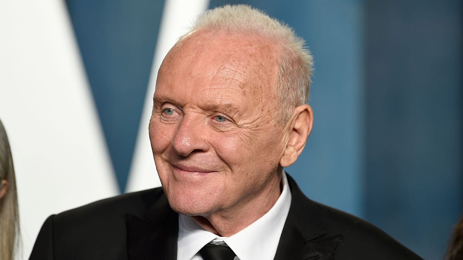 À 88 ans, Sir Anthony Hopkins signe un contrat et sort son premier single | Euronews