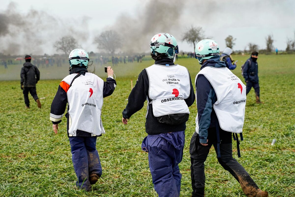 Sainte-Soline : les observateurs contestent la version officielle des  violences | Mediapart